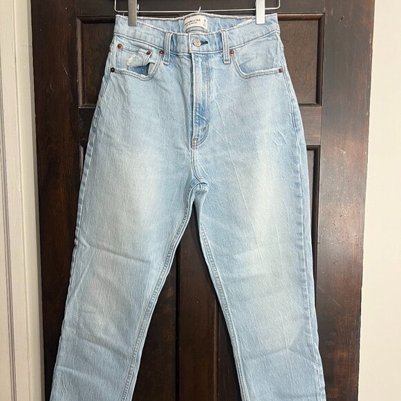 Pre-loved Abercrombie & Fitch High Rise Mom Jean size 28 or US 6 Light Wash - Picture 1 of 6